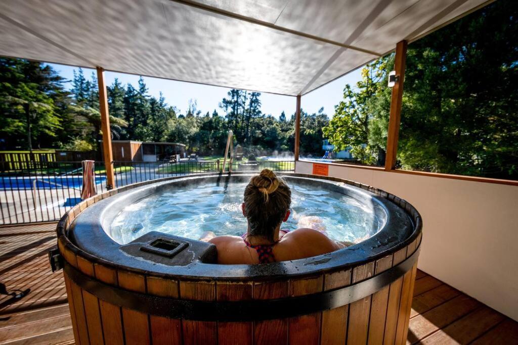 Hot Springs Retreat + Sapphire Springs Pools Tahawai